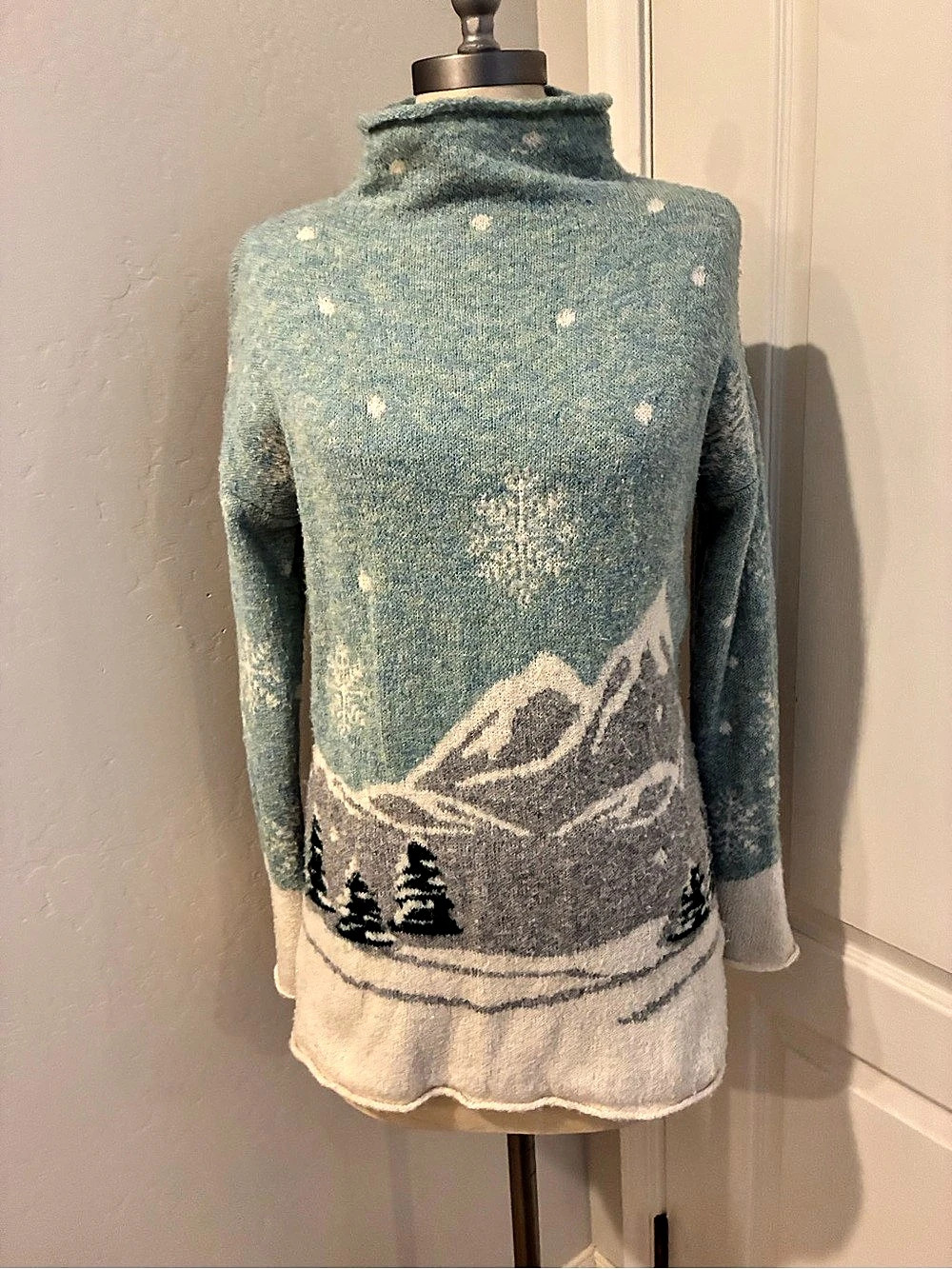 Cupcakes and Cashmere Mountain Scene Turtleneck Sweater Size Small